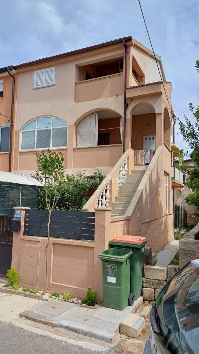 SEMI-DETACHED FAMILY HOUSE / TWO RESIDENTIAL UNITS