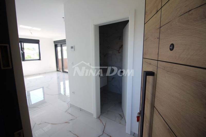 Mezonetový apartmán (první a druhé patro se třemi ložnicemi), střešní terasa, jižní strana, v blízkosti moře - 2