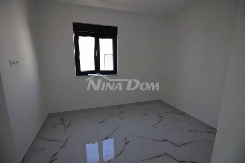 Mezonetový apartmán (první a druhé patro se třemi ložnicemi), střešní terasa, jižní strana, v blízkosti moře - 8