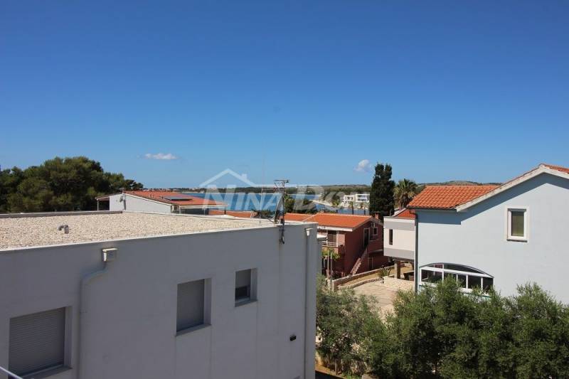 Mezonetový apartmán (první a druhé patro se třemi ložnicemi), střešní terasa, jižní strana, v blízkosti moře - 10