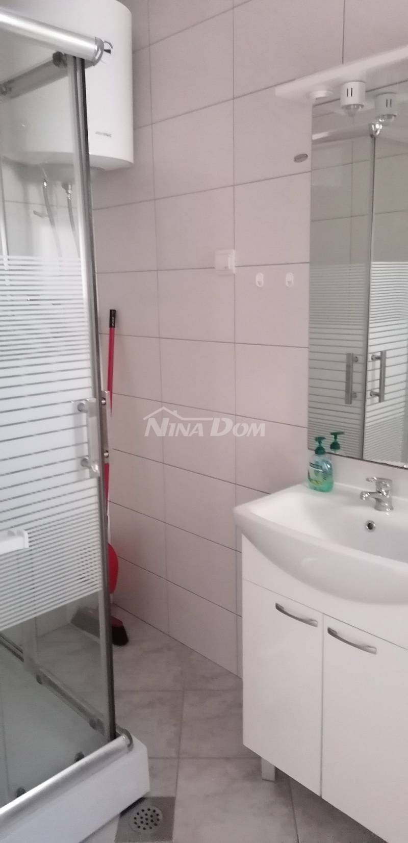 Přízemí domu s částí dvora, jižní strana 400 metrů. do moře - 13