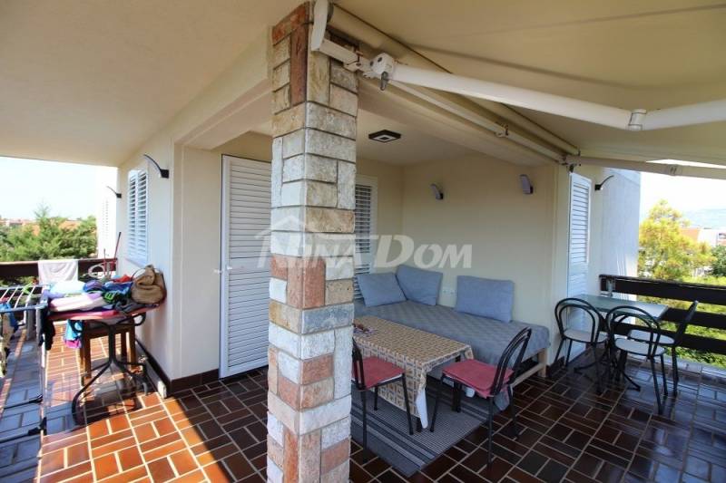 Byt ve druhém patře 68,86 m2 obytné plochy. tři ložnice - 9