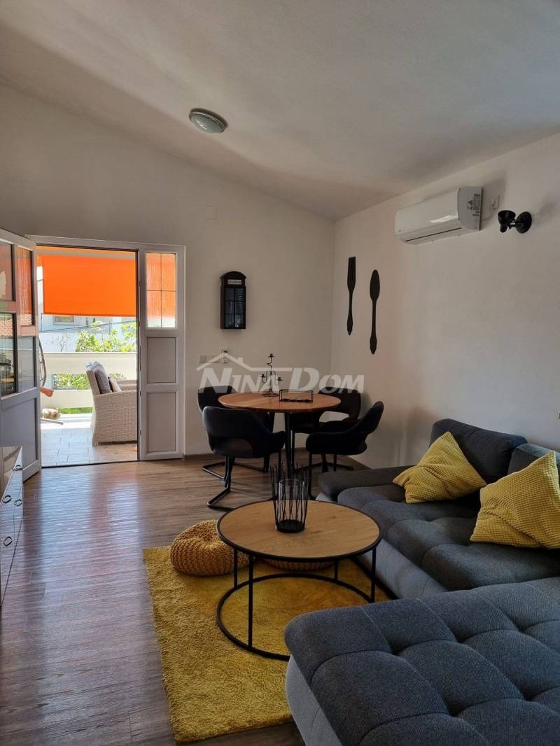 Apartmán v prvním patře, krásně zdobený, 250 metrů od moře a pláže - 2
