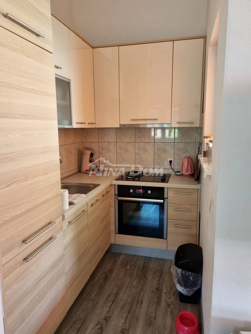 Apartmán v prvním patře, krásně zdobený, 250 metrů od moře a pláže - 3