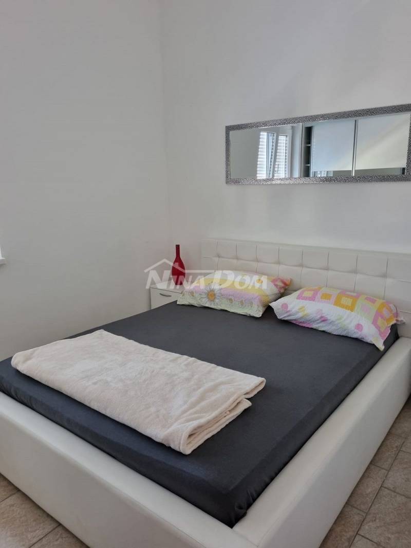 Apartmán v prvním patře, krásně zdobený, 250 metrů od moře a pláže - 4