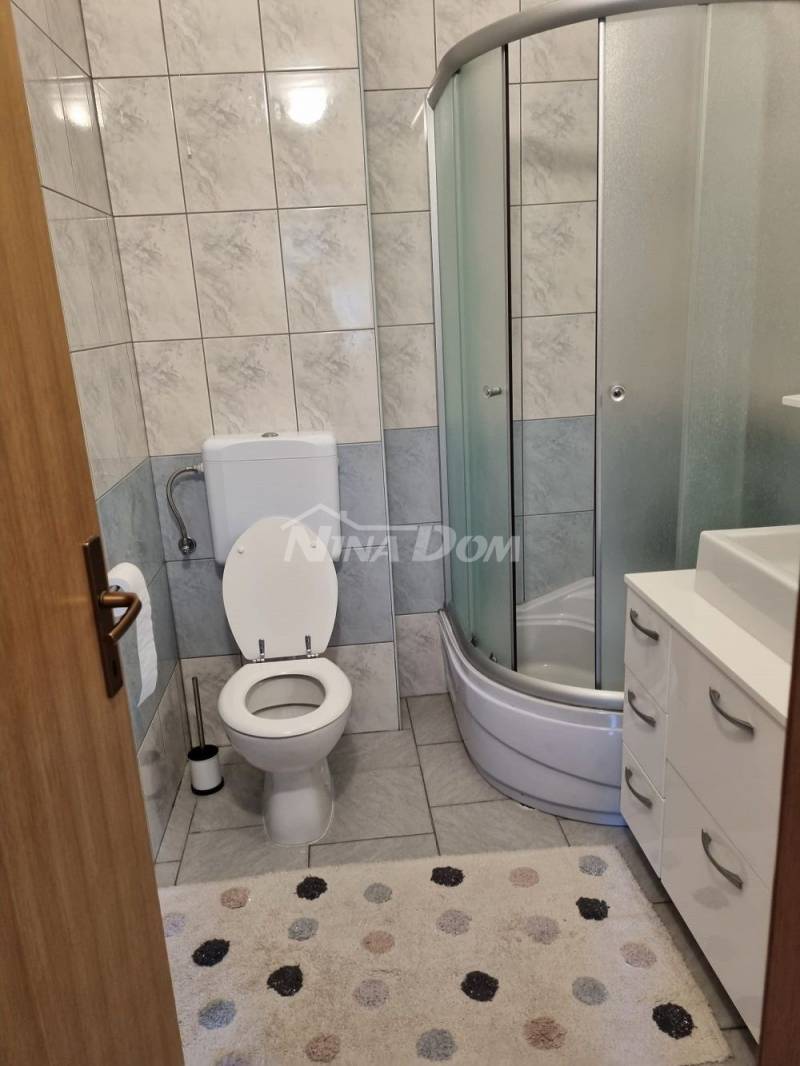 Apartmán v prvním patře, krásně zdobený, 250 metrů od moře a pláže - 5