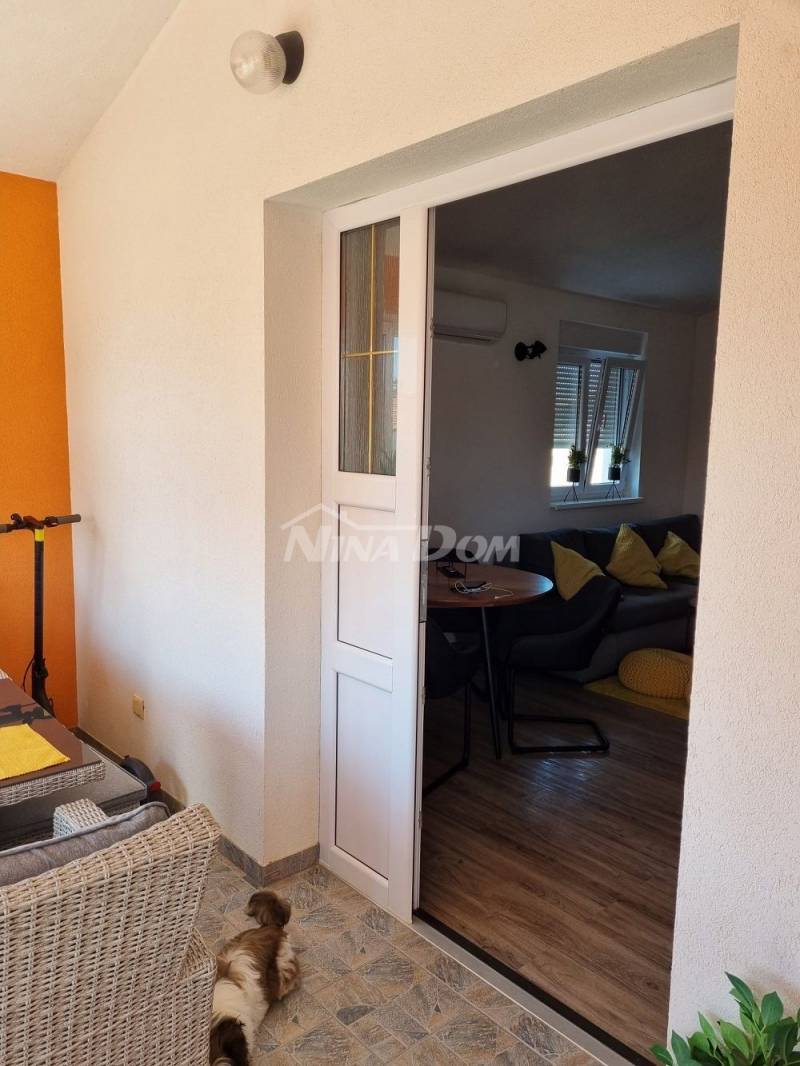 Apartmán v prvním patře, krásně zdobený, 250 metrů od moře a pláže - 8