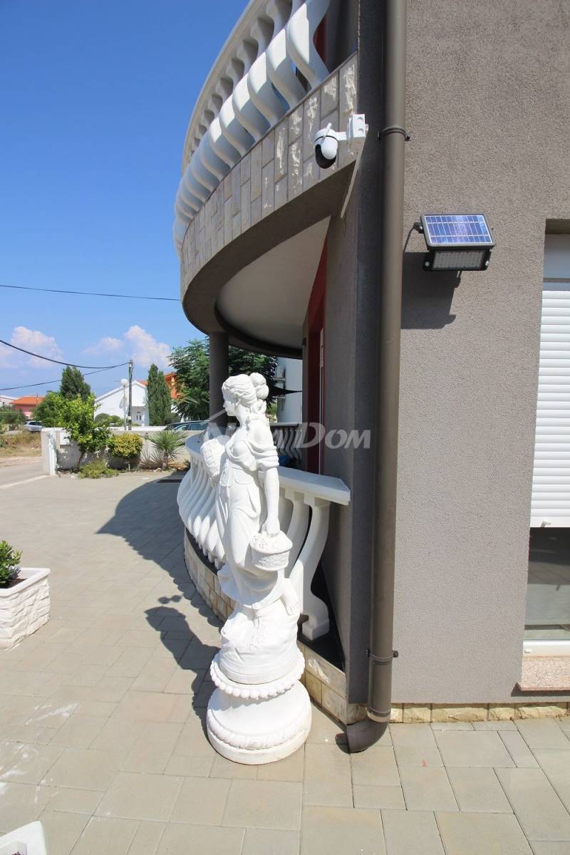 Přízemní byt s garáží a dvěma parkovacími místy. - 15