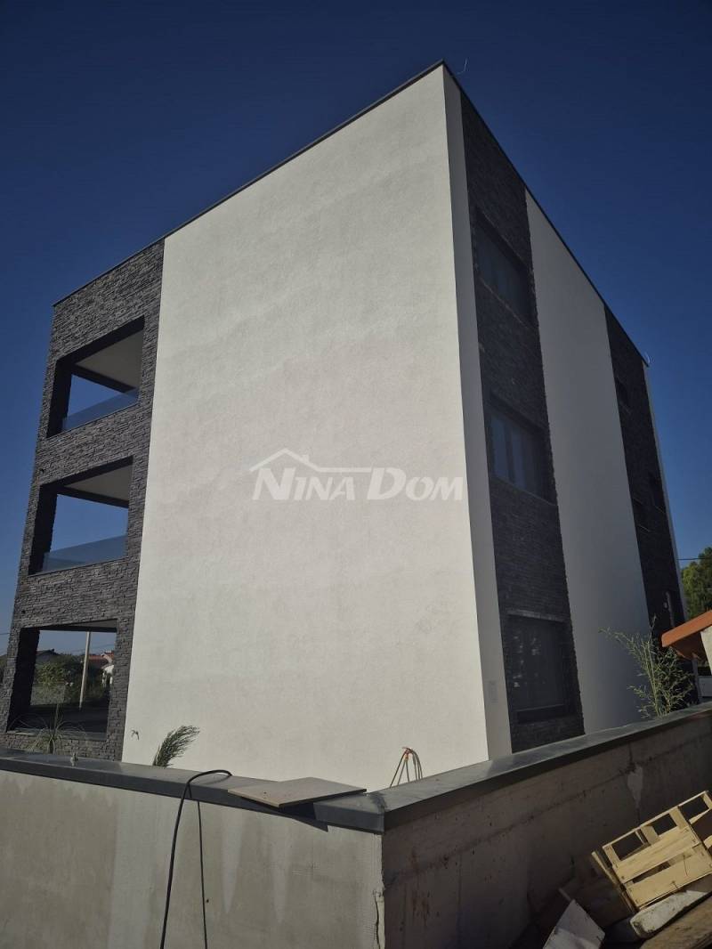 Nová budova, krásně zařízené apartmány, jižní strana - 3