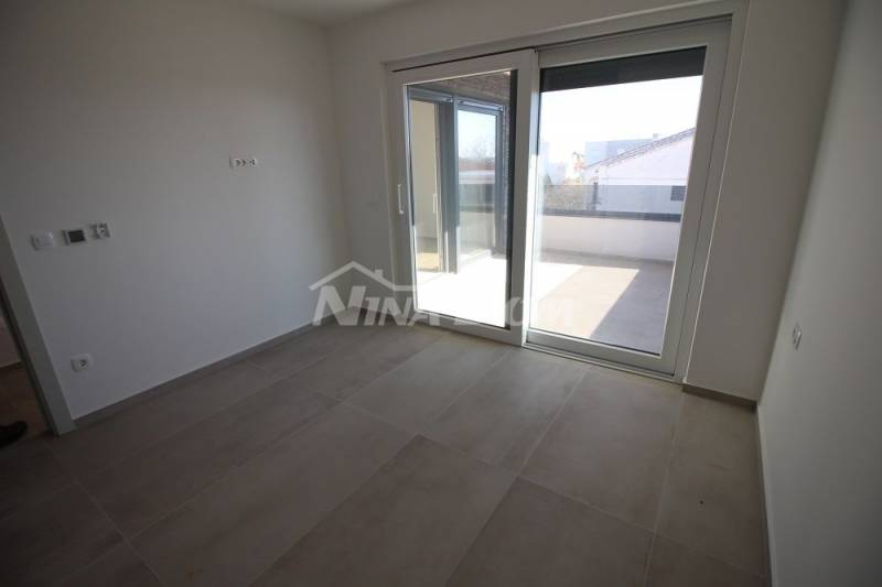 Nová budova, krásně zařízené apartmány, jižní strana - 7