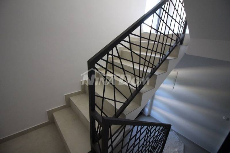Apartmán v centru ostrova Vir, 1. patro se střešní terasou - 13