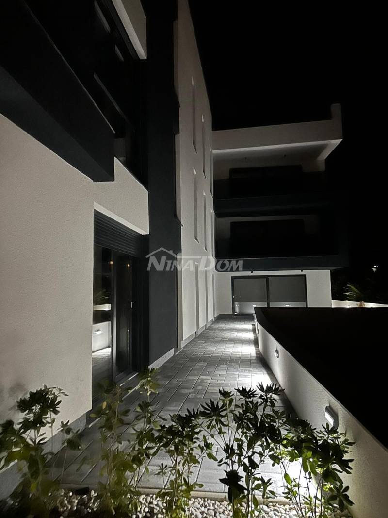 Apartmán v přízemí v centru ostrova Vir. - 13