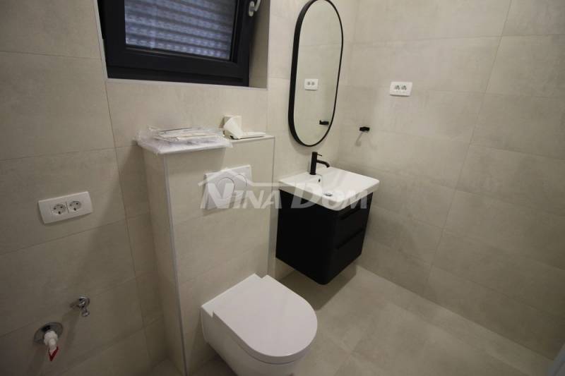 Apartmán v centru ostrova Vir, 2. patro se střešní terasou - 7