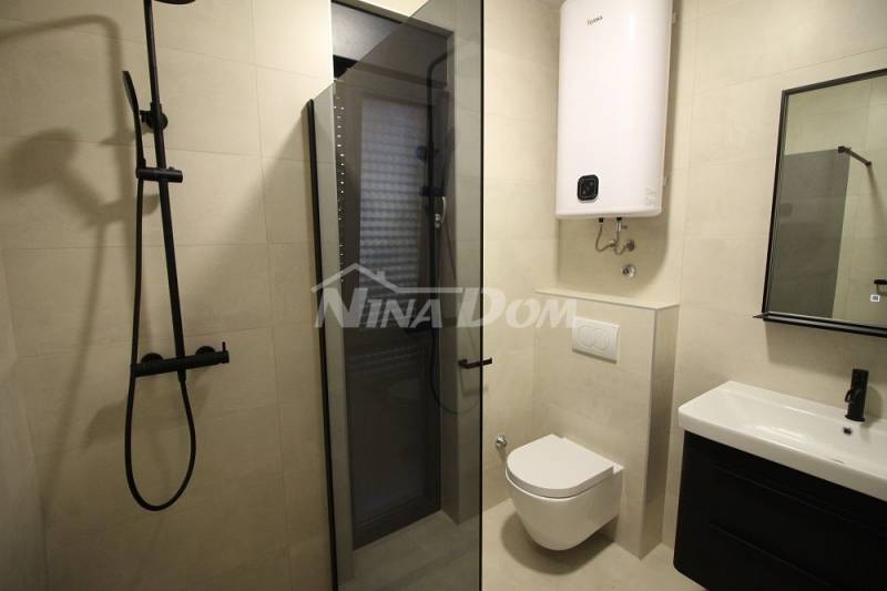 Apartmán v centru ostrova Vir, 2. patro se střešní terasou - 9