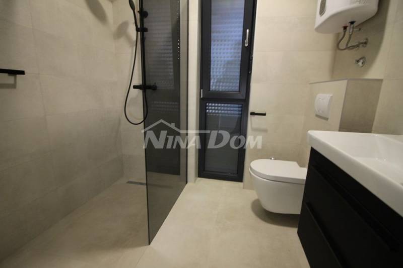Apartmán v centru ostrova Vir, 2. patro se střešní terasou - 12