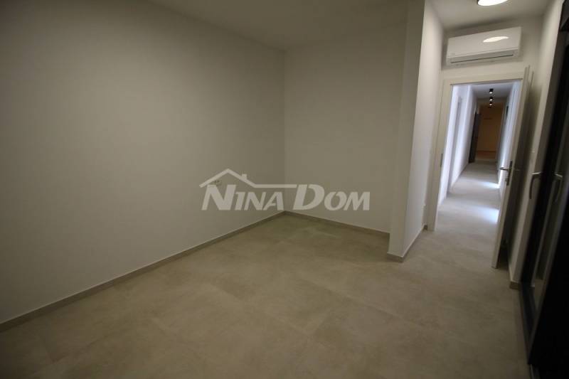 Apartmán v centru ostrova Vir, 2. patro se střešní terasou - 14