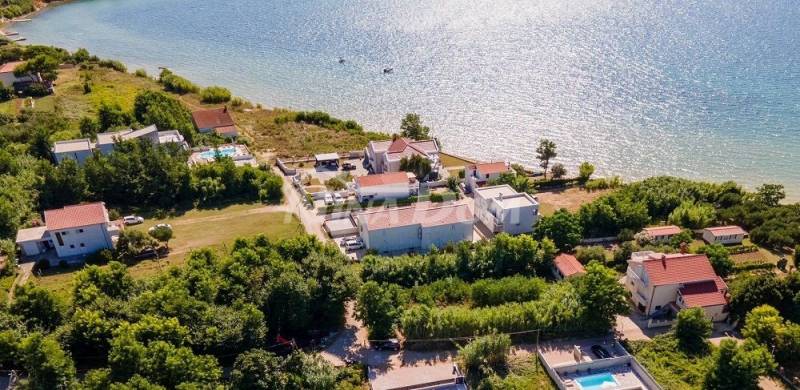 Apartmánový dům s pěknou a velkou zahradou 80 metrů od moře - 1