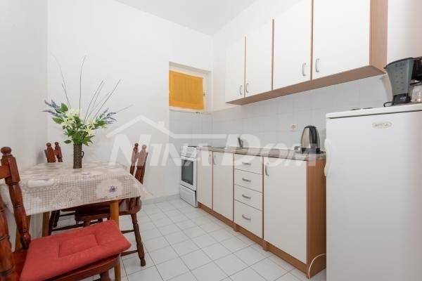 Apartmánový dům s pěknou a velkou zahradou 80 metrů od moře - 7