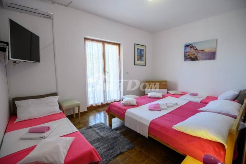 Apartmánový dům s pěknou a velkou zahradou 80 metrů od moře - 8