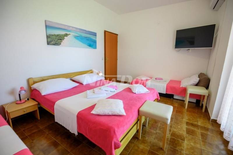 Apartmánový dům s pěknou a velkou zahradou 80 metrů od moře - 9