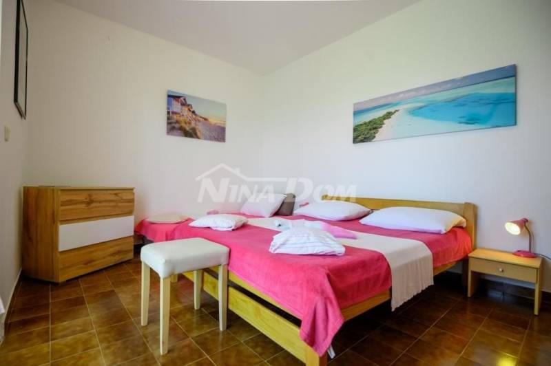 Apartmánový dům s pěknou a velkou zahradou 80 metrů od moře - 11