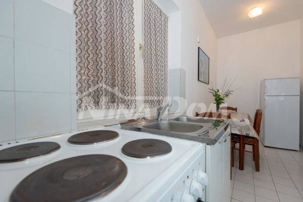 Apartmánový dům s pěknou a velkou zahradou 80 metrů od moře - 12