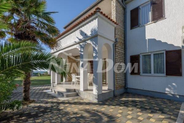 Apartmánový dům s pěknou a velkou zahradou 80 metrů od moře - 13