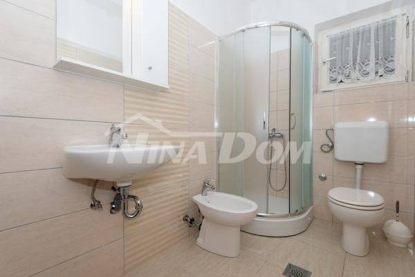 Apartmánový dům s pěknou a velkou zahradou 80 metrů od moře - 14