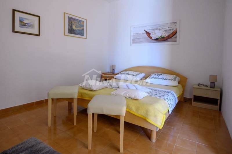 Apartmánový dům s pěknou a velkou zahradou 80 metrů od moře - 15