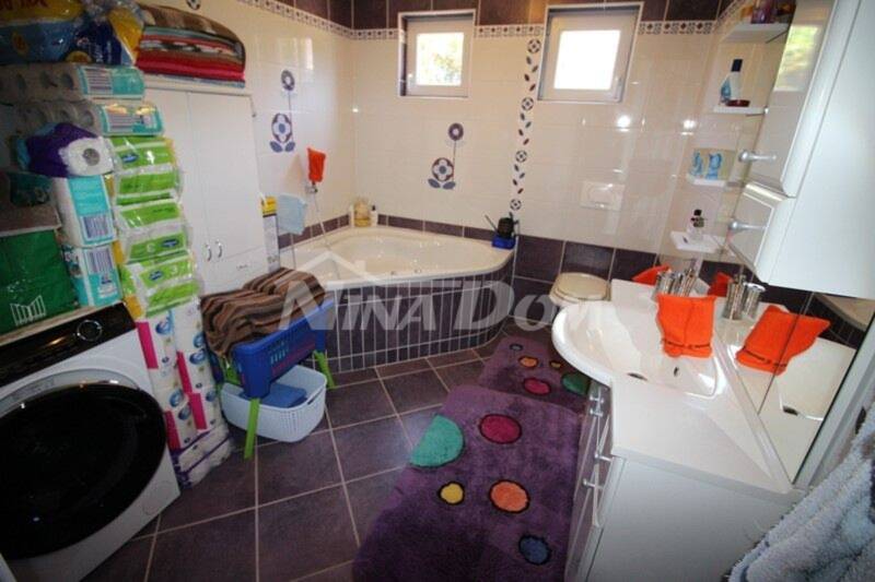 Nemovitost s velkou zahradou, jižní strana 275 metrů k moři. - 14