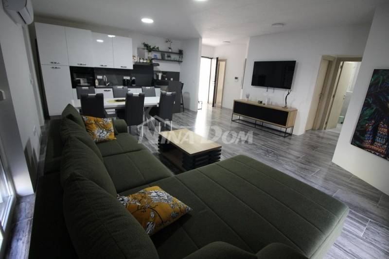 Novostavba 4 apartmánů se střešní terasou s výhledem na moře - 1