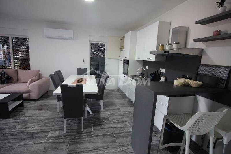Novostavba 4 apartmánů se střešní terasou s výhledem na moře - 10