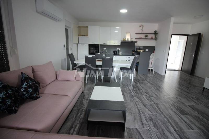 Novostavba 4 apartmánů se střešní terasou s výhledem na moře - 12