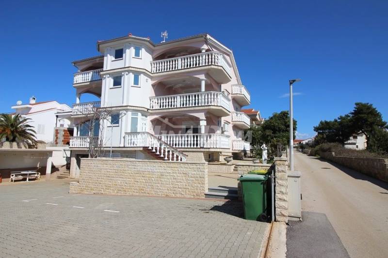 Apartmánový dům 2. řada od moře, jižní strana Vir - 3
