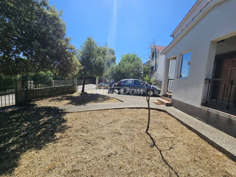 Ugljan house in the center of town, peaceful and quiet location - 7