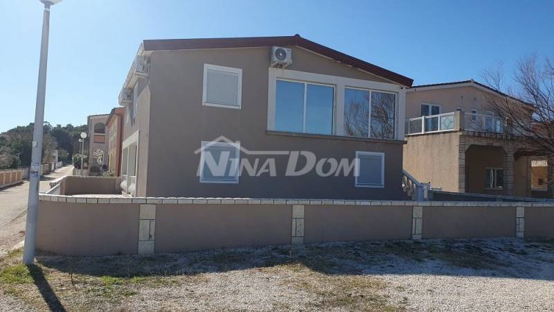1. řada k moři, krásně zdobená nemovitost se dvěma velkými apartmány a garáží - 2