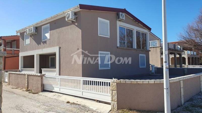 1. řada k moři, krásně zdobená nemovitost se dvěma velkými apartmány a garáží - 4