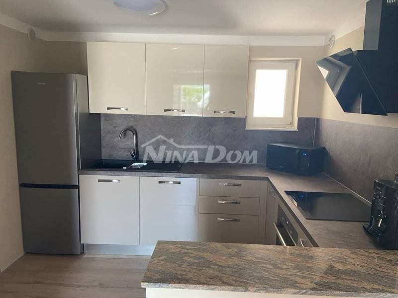 1. řada k moři, krásně zdobená nemovitost se dvěma velkými apartmány a garáží - 8