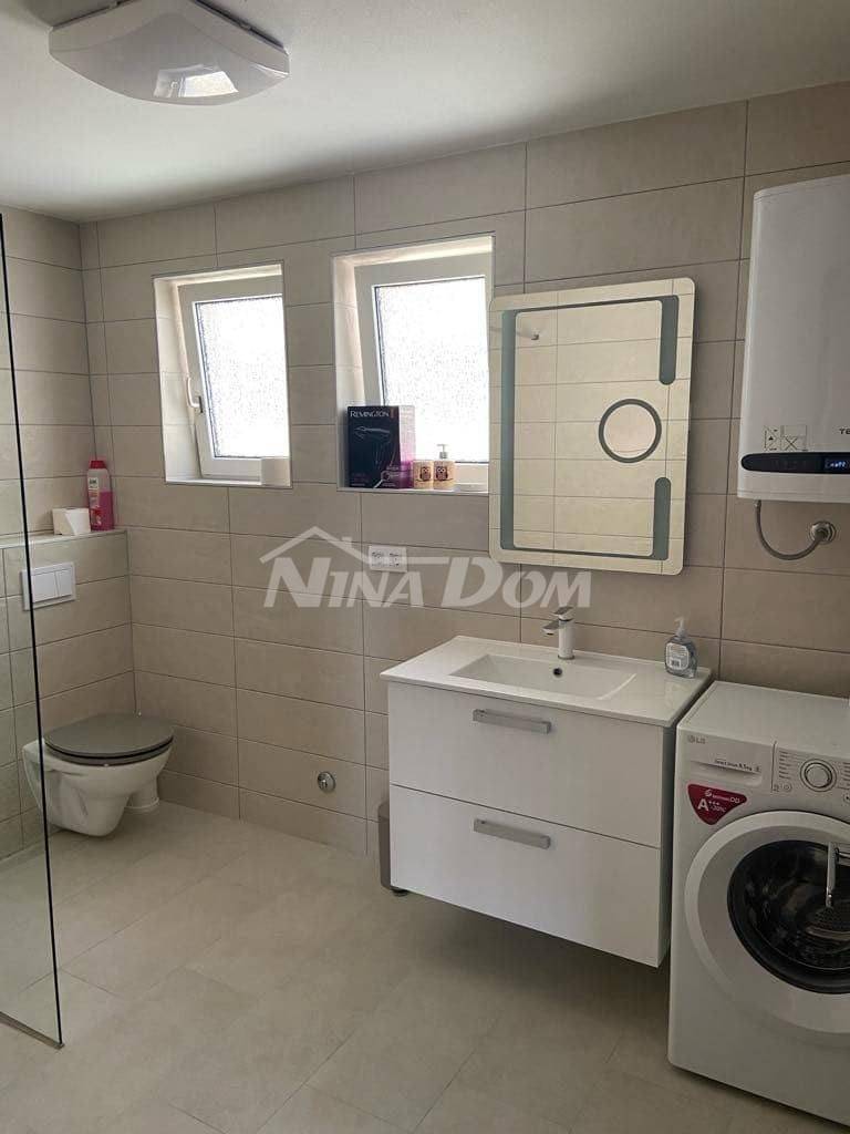 1. řada k moři, krásně zdobená nemovitost se dvěma velkými apartmány a garáží - 9