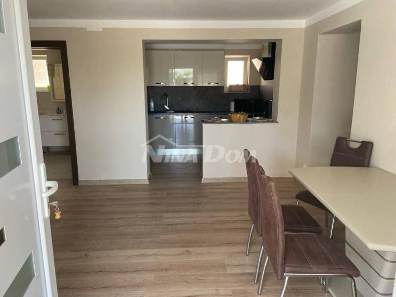 1. řada k moři, krásně zdobená nemovitost se dvěma velkými apartmány a garáží - 10
