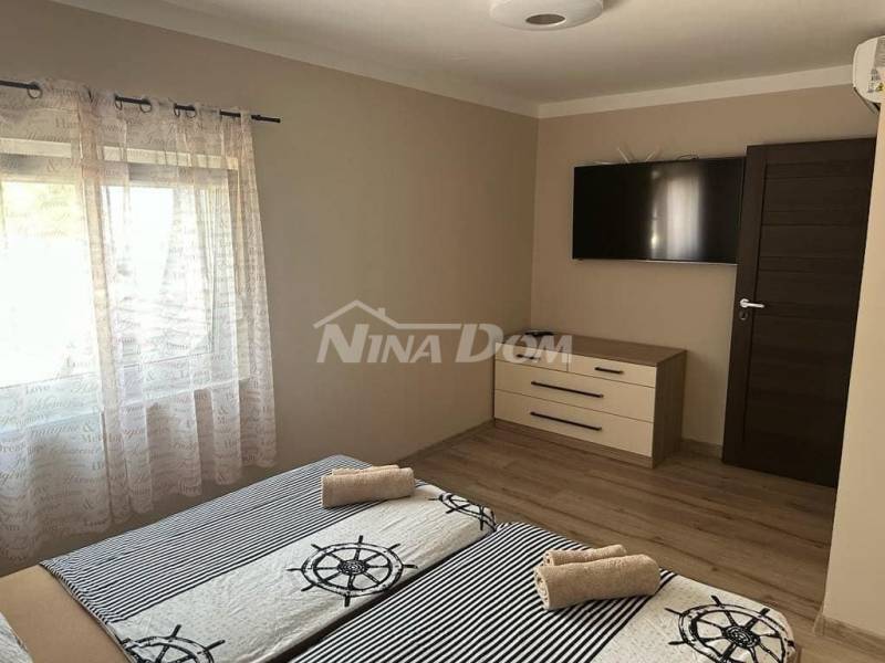 1. řada k moři, krásně zdobená nemovitost se dvěma velkými apartmány a garáží - 11