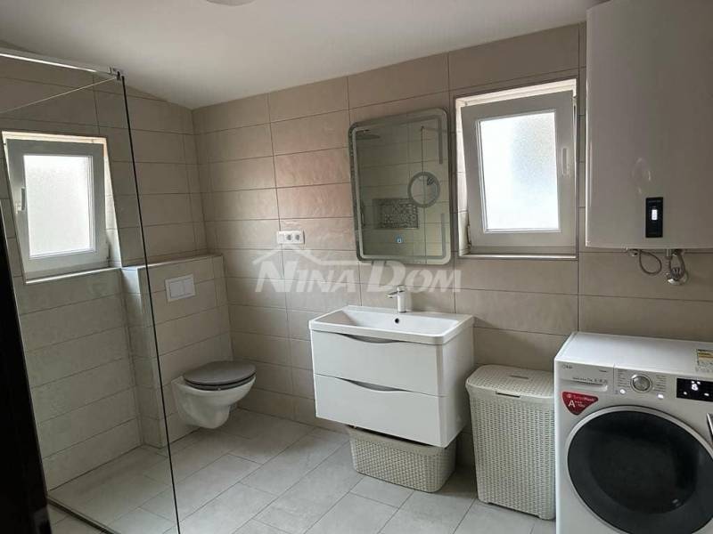 1. řada k moři, krásně zdobená nemovitost se dvěma velkými apartmány a garáží - 12