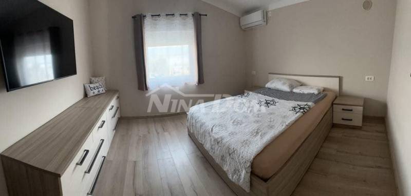 1. řada k moři, krásně zdobená nemovitost se dvěma velkými apartmány a garáží - 13