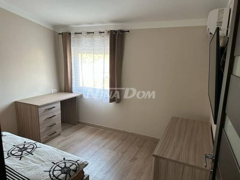 1. řada k moři, krásně zdobená nemovitost se dvěma velkými apartmány a garáží - 14