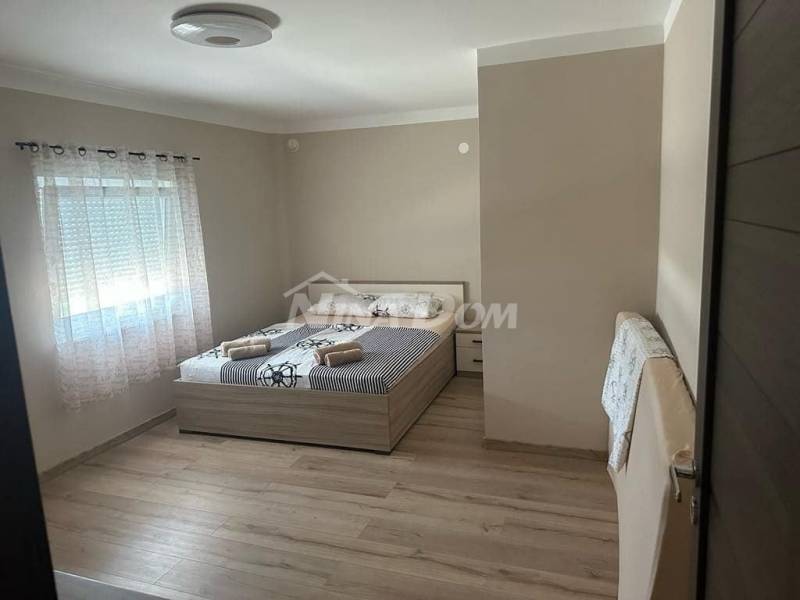 1. řada k moři, krásně zdobená nemovitost se dvěma velkými apartmány a garáží - 15