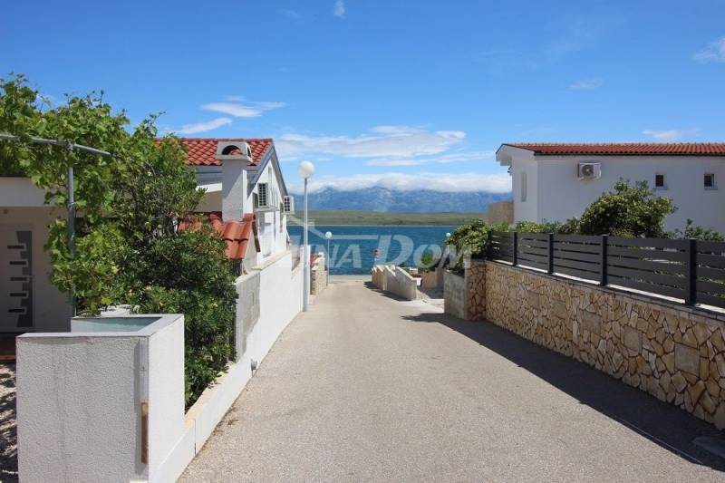 Kuća u nizu, s dva stana od mora i plaže 60 metara. - 2