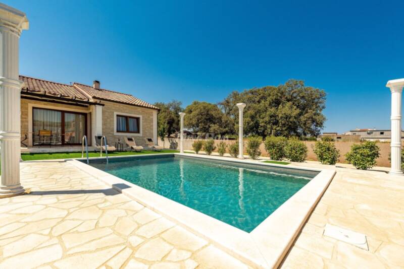 Luxury one-story house with pool in Bibanje near the marina - 5