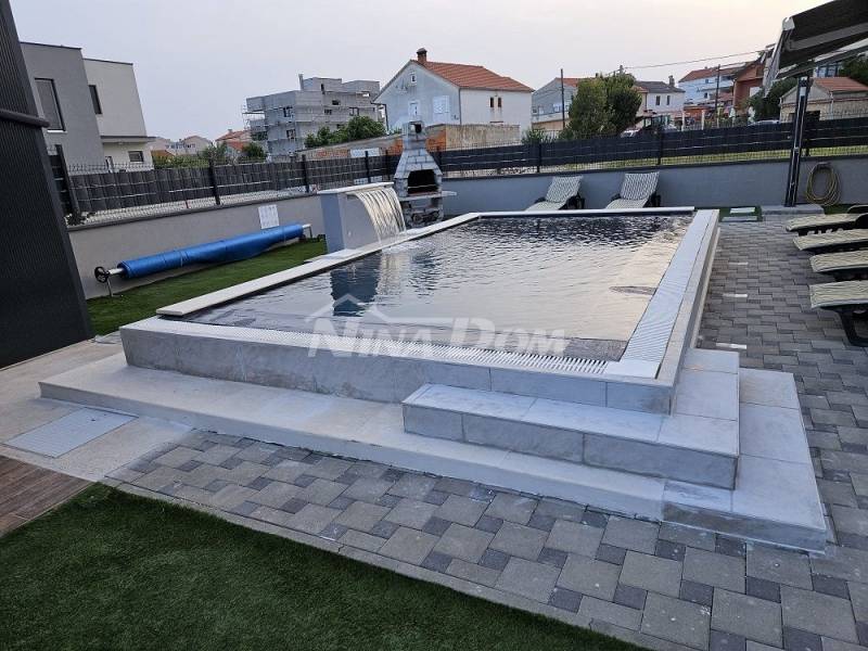 Rekreační objekt s bazénem 250 metrů od moře - 4