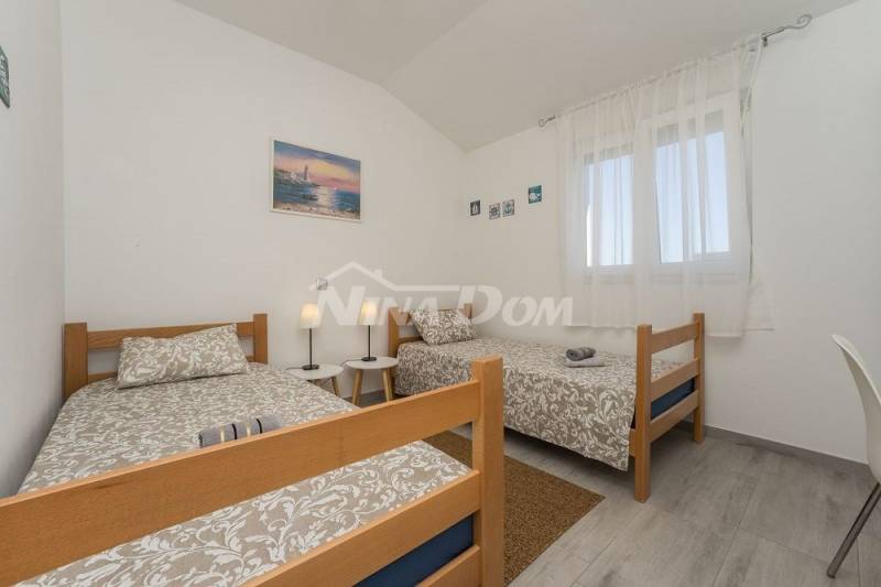 Rekreační objekt s bazénem 250 metrů od moře - 12