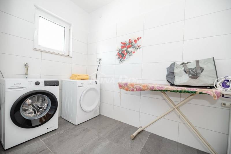 Komfortní dům v klidné oblasti s bazénem - 7